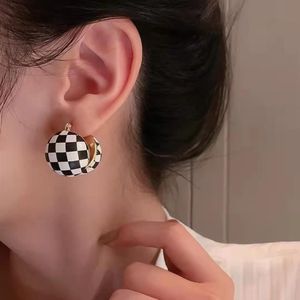 Boucles d'oreilles rondes en cuir à carreaux noirs et blancs à la mode de la Corée du Sud