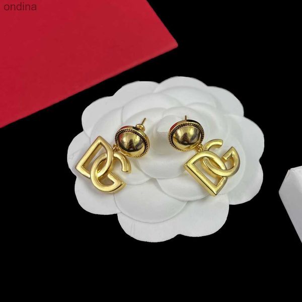 Stud Stud 2024 Nuevo diseño retro pendientes de latón Studs D letras perlas colgantes 18k chapado en oro antialérgico para mujer Clip de oreja joyería de diseñador el regalo 240306