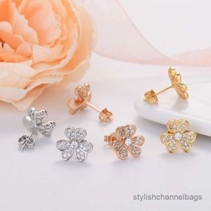 Stud Stud High Finish Rose Gold Flowers Pendientes para mujer Pendientes Joyería de moda