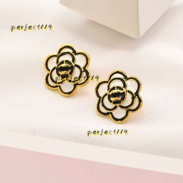 Stud Stud Cadeaux Charme Plaqué Or Noir Fleur Boucles D'oreilles Pour Les Femmes Designer 2023 Amour De Mariage En Acier Inoxydable Bijoux En Gros 2024 Designer Boucles D'oreilles Bijoux