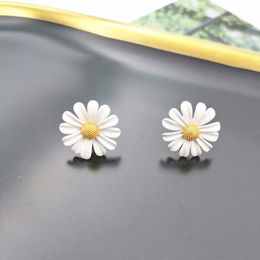 Stud Trendy Sweet White Daisy Stud oorbellen voor vrouwen meisjes Koreaanse mode asymmetrische bloem oorbellen reisfeest oor sieraden 230814