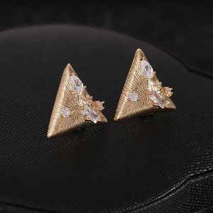 Estudio de metal triángulo geométrico vintage con clip de circonio en los pendientes Personalidad dorada Clips no perforados para orejas para mujeres joyas J240513