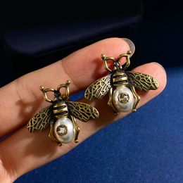 Stud Vintage plaqué or abeille perle boucles d'oreilles bijoux lettre cadeau de mariage usine en gros avec sac à poussière