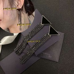 Orecchini a bottone neri di marca di moda da donna 2024 Orecchini a forma di triangolo con nappa a forma di triangolo Ciondola orecchini a bottone con francobolli Orecchini Eardrop per signora Gioielli di design di lusso regalo