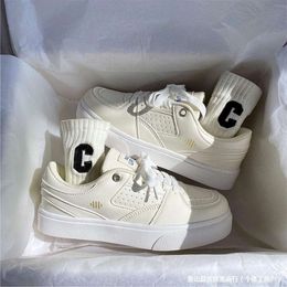 Étudiant crème Instagram Petite femelle blanc super chaud sports polyvalents et chaussures de skateboard de loisirs 2024 Spring Nouvelle édition 392