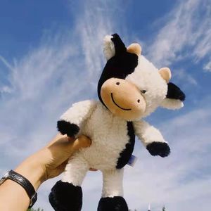 Animales de peluche de peluche 2330 cm Soft Plushie Cow Toys Animal de peluche Ganado de leche Muñecas para niños Apaciguar Juguete Cute Cow Nap Felpa Almohada Regalos para amigos 230617