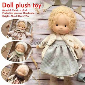 Gevulde pluche dieren 30 cm handgemaakte pluche pop Waldorf Doll Soft Gevulde katoenen pop met gouden krullend haar Pluche speelgoed met volledige kledingset J230628