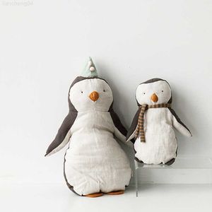 Animaux en peluche à la main en tissu de pingouin Jouet Ornement de maison de bébé Poupée d'animal câlin confortable pour maman de pingouin nouveau-né et bébé Poupée douce en lin de coton L230707