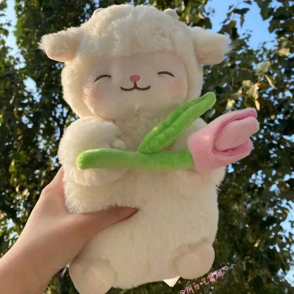 Animales de lujo rellenos Kawaii Oveja rellena Juguete de peluche Sweet White Oveja Sostenga Tulipan Flor suave de peluche Toy para Regalos de cumpleaños para niños L411