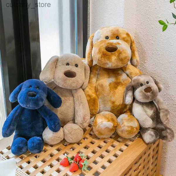 Animaux en peluche en peluche Nouveau design Chiot teint en peluche Jouet en peluche Chiens doux Poupées en peluche Oreiller Cadeaux pour enfants Amis Kawaii Peluches animales Décor à la maison L240320