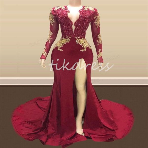 Impresionantes vestidos de fiesta de color rojo oscuro para niñas negras con encaje dorado Elegante vestido de noche de sirena con abertura Vestido formal de manga larga con cuello en V Espalda abierta Precioso vestido de cumpleaños