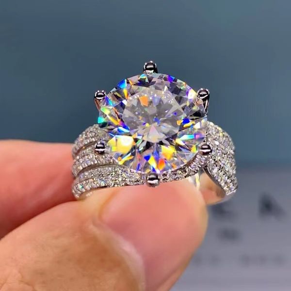 Superbe bague à trois pierres en moissanite d'œuf de pigeon de 5 ct avec trois rangées de diamants simulés