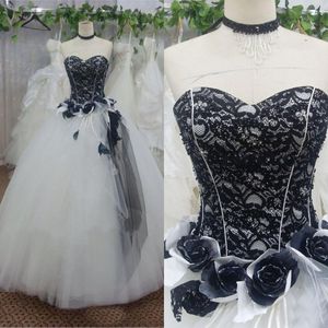 Prachtige Zwart-witte Trouwjurken Victoriaanse Baljurk Gothic Bruidsjurken Sweetheart Hals Kralen Kant Top Handgemaakte Bloemen Tule