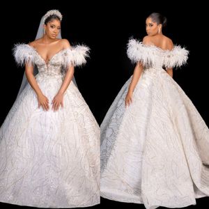 Prachtige kristallen bol jurk trouwjurk voor zwarte vrouwen veren uit schouder trouwjurken vaze rug gewaad de mariage Afrikaanse bruidsjurken