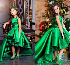 Impresionantes vestidos de desfile para niñas esmeralda Cuello redondo Mangas casquillo Tafetán verde Vestidos cortos para niños Vestidos famosos 2019 Vestido formal para niñas altas y bajas