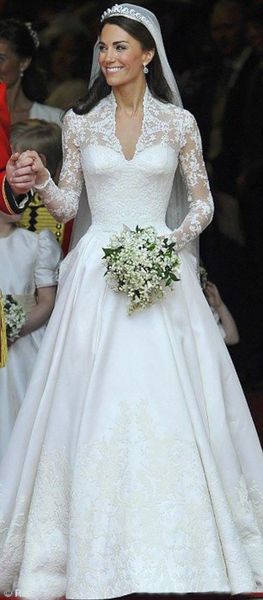 Splendidi abiti da sposa Kate Middleton Abiti da sposa reali modesti Pizzo maniche lunghe Increspature Cattedrale di treno Custom Made Alta Quali192u