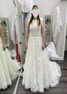 Impresionantes vestidos de novia de encaje Bateau Neck Una línea de vestidos de novia con marco de cuentas Botones cubiertos Volver Sin mangas Tren de barrido Plus Si8715244