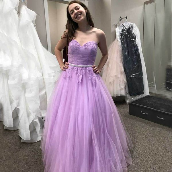 Superbes robes de bal en tulle lilas 2019 printemps robe formelle chérie dentelle appliques longues robes de soirée avec ceinture en argent longueur de plancher