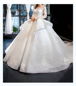 Superbe robe de mariée en dentelle à manches longues avec train tribunal de qualité supérieure avec broderie florale et perles fantaisie