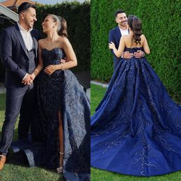 Superbe robe de mariée bleu marine avec des jupes chérie perles dentelle robes de mariée robes de mariée avant fente balayage train designer pays robe mariage