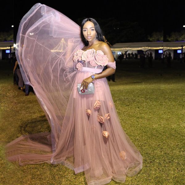 Impresionantes vestidos de graduación del cuello del hombro con flores Vestidos de la noche aplicados Un tren de barrido Tul Tul Formal 407