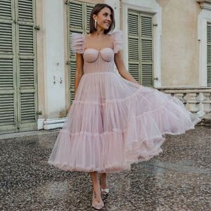 Impresionantes vestidos de fiesta cortos fuera del hombro Cuello Una línea Vestidos de noche plisados Longitud del té Tul Sin mangas Vestido de fiesta en la playa