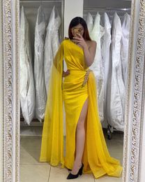 Superbes robes de soirée musulmanes jaunes élégantes cuisses divisées robes turques plis paillettes spéciales robes formelles peplum pour femmes