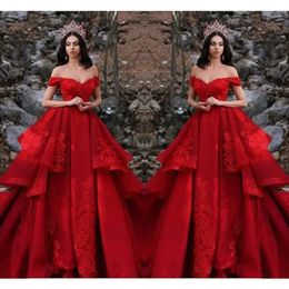 Superbe robe de mariée rouge de Dubaï 2024, robe de mariée trapèze, jupes à plusieurs niveaux, épaules dénudées, volants en dentelle, traîne de balayage, robes de mariée de plage