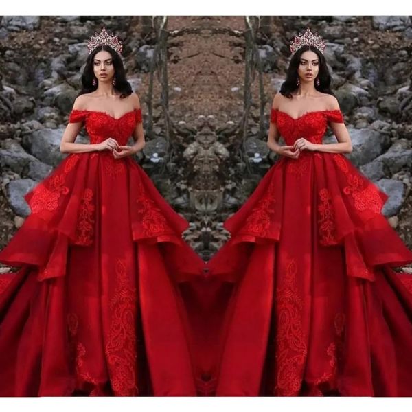 Stunningbride 2024 Vestidos de novia rojos de Dubai Vestido de novia de una línea Faldas con gradas Fuera del hombro Volantes Apliques de encaje Tren de barrido Vestidos de novia de playa