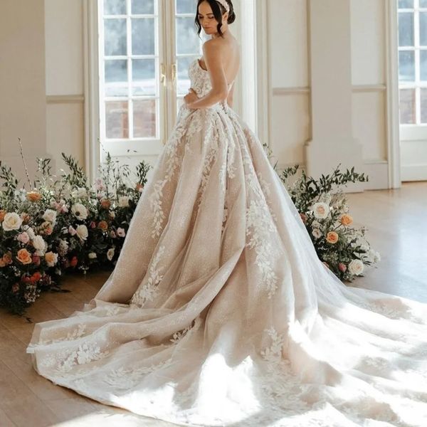 Superbe robe de mariée sirène sans bretelles avec train chapelle et appliques de luxe en dentelle scintillante en tulle trompette détachable