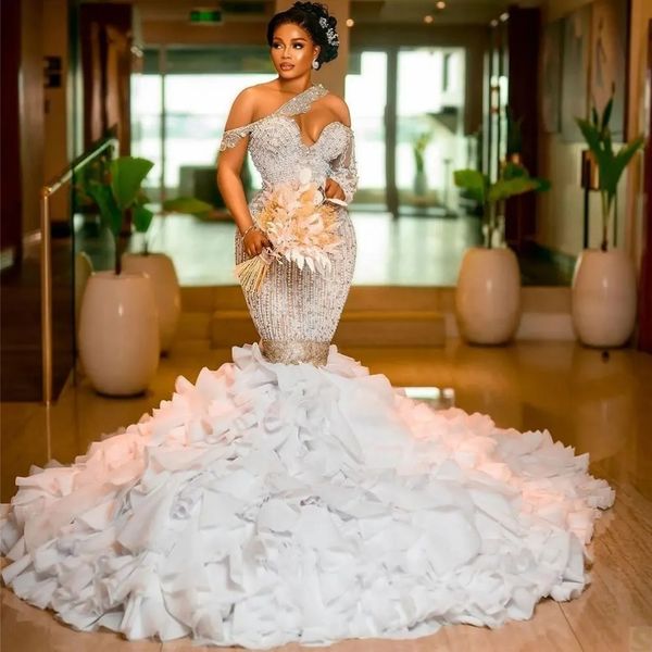 Stunningbride 2024 Vestidos de novia de sirena de cristal exquisitos blancos Vestidos de novia con cuentas de un hombro vintage Vestido de volantes por encargo