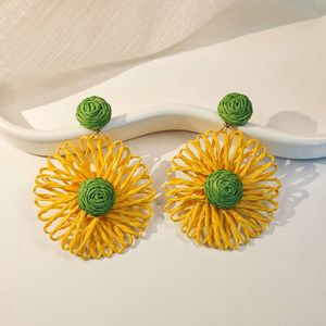 stijl Boheemse vakantie handgemaakt geweven lafietgras met contrasterende kleur holle bloem oorbellen