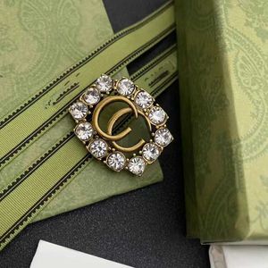 style laiton incrusté de diamants lettres de broche classiques automne et hiver corsage personnalisé polyvalent Bijoux de luxe de créateur