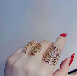 Style élégant strass camélia modélisation anneaux pour femmes à la mode délicat creux en métal ouvert anneau célébrité bijoux Cluster7099448