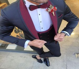 Style des garçons d'honneur Dark Navy Blue Groom Tuxedos Châle Red Spel Men Suit Wedding 3 Piceces JacketPantsVesttie D150 Men039S 8872958