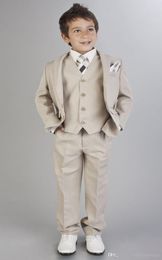 Style Kaki Garçons Occasion FormelleTuxedos Revers Encoche Trois Boutons Enfants Mariage Tuxedos Costume Enfant Vêtements De VacancesVestePantalonCravate5166090