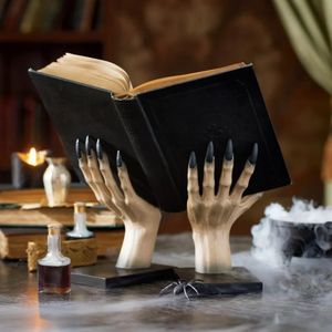 Stijl Moderne Terror Witchy Hand Boek Stand Standbeeld Halloween Demon Heks's Hand Boekenplank Hars Ornamenten Room Decor 231228