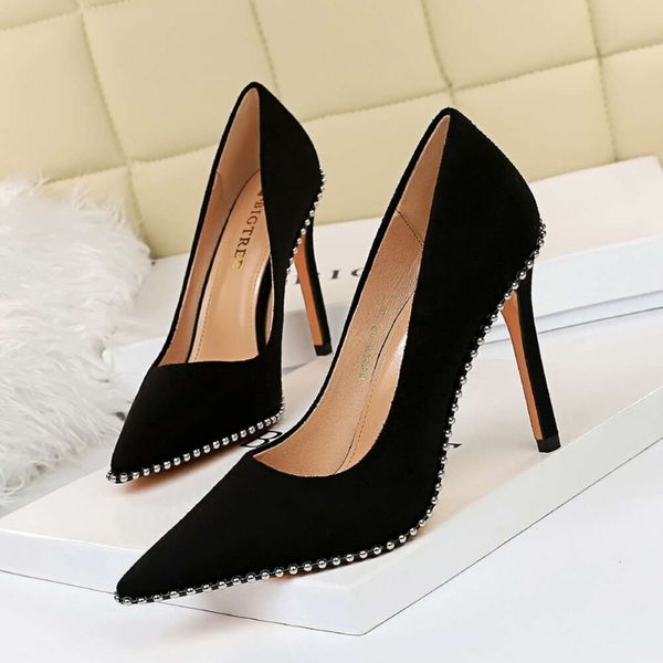 Estilo Sexy Club nocturno Slim Super High Heel Suede Broja de brochación Metal de la boca poco profunda Cadena de mujer puntiaguda