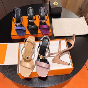 Chaussures de style Femmes Habillement Nouveau 2024 Satin SheepSkin Leather 7,5 cm STILETTO HEURS HEELS Square Open Open Peep-to Lock One Line Sandals Hollow Sandals Party 32