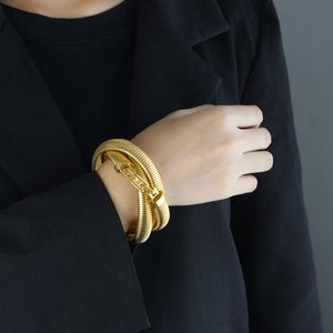 style bracelet à trois couches Bijoux transfrontaliers européens et américains pour femmes rétro exagérées et polyvalentes personnalité créative bracelet empilable de style croisé