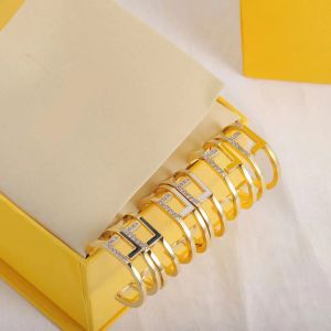 Stijlvolle 18k gouden Hoop Huggie Oorbellen Diamant geëmailleerde monogram designer Oorbellen Dames delicate sieraden voor bruiloftsfeesten verlovingsjubileumcadeaus met doos