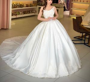 Robes de mariée élégantes robe de bal bateau sans manches sans bretelles paillettes appliques longueur de plancher volants 3D dentelle satin plus la taille robes de mariée plus la taille robe de novia