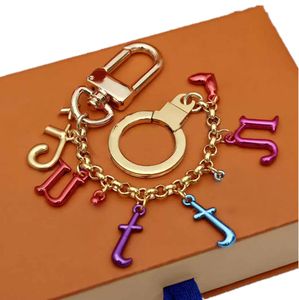 Stijlvolle kleurrijke luxe ontwerper Keychain Letter Pendant Gold Key Buckle Detachable Keychains For Heren Womens Keys Ornamenten Groothandel Gift