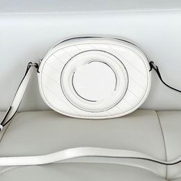 Élégante garniture ronde en cuir entrelacé doublée de coton à l'intérieur d'une poche ouverte bandoulière fermeture éclair de 56 cm de haut mini sac à dos ouvert et fermé 15X20X8