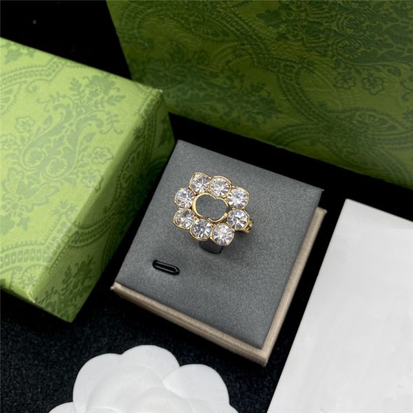 Elegante diseñador Diamond Letter Ring Ladies Exquisito Alfabeto Anillos de cristal Aniversario Fecha Fiesta Joyería Rhinestone Anello con caja
