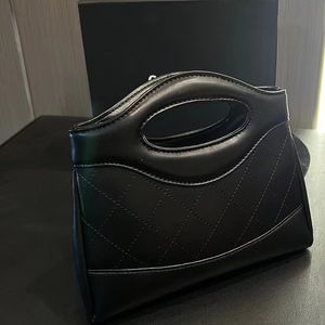 Sac de soirée de créateur élégant La première couche de chaîne de diamant en cuir de vache petit sac de mode tout-en-un sac à bandoulière à bandoulière simple et beau