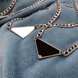 Collar de diseño con estilo Carta Triángulo Cadena de lujo para hombres Chapado en plata Metal Enlace cubano Blanco Negro Senior Versátil Práctico Collares para mujer INS ZB011 B4