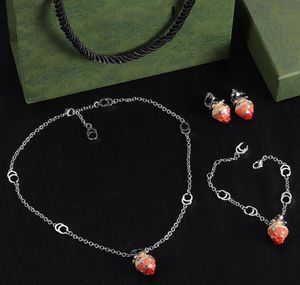 Stijlvolle Designer Aardbei Hanger Ketting Merk Fruit Bedelarmband Zilveren Oorbellen Eardrop voor Vrouwen Meisje Valentijnsdag Cadeau