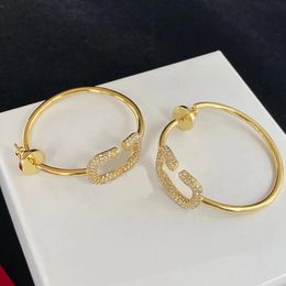 Boucles d'oreilles créoles en or 18 carats avec lettres en diamant élégantes, bijoux de styliste pour femmes, cadeau exquis de haute qualité