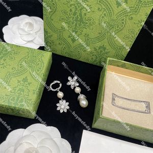 Elegantes aretes florales Pendientes Diseñador Mujeres Pendientes de aro de diamantes Perla Colgante Gotas para los oídos con caja